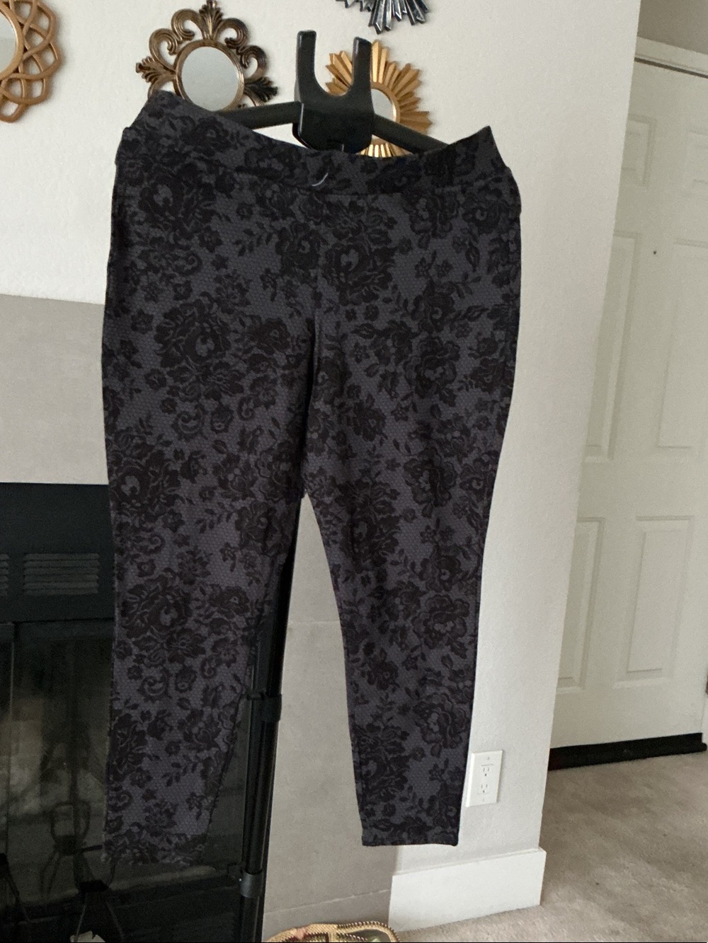 Women’s Black Floral Jacquard Leggings